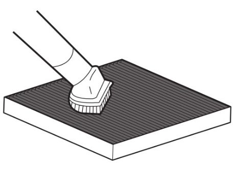 掃除機で集塵フィルターを掃除しているイラスト